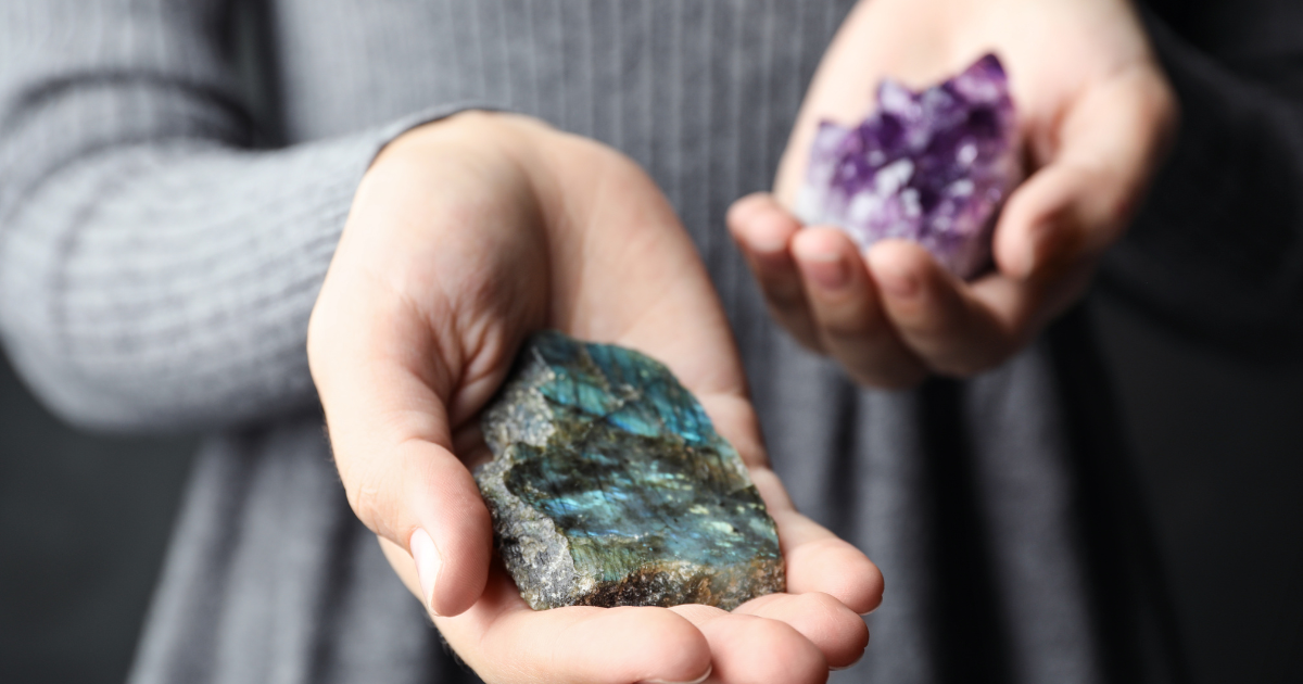 助眠神器紫水晶與拉長石:如何利用這些水晶改善睡眠質量?