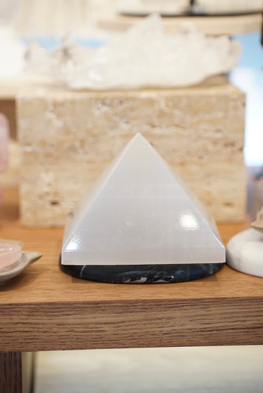 透石膏金字塔 - ART OF GEM