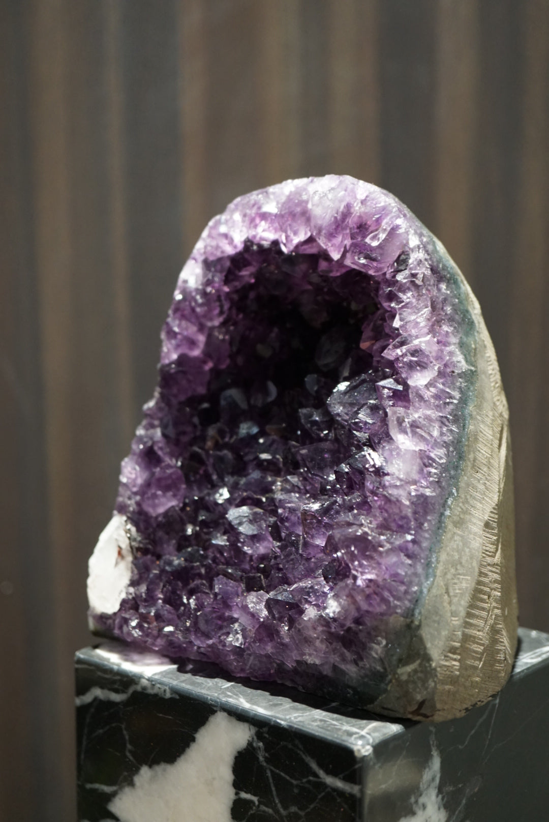烏拉圭頂級帝王紫紫晶鎮 (共生方解石)𝙐𝙧𝙪𝙜𝙪𝙖𝙮 𝘼𝙢𝙚𝙩𝙝𝙮𝙨𝙩 𝘾𝙡𝙪𝙨𝙩𝙚𝙧 (with calcite) - ART OF GEM