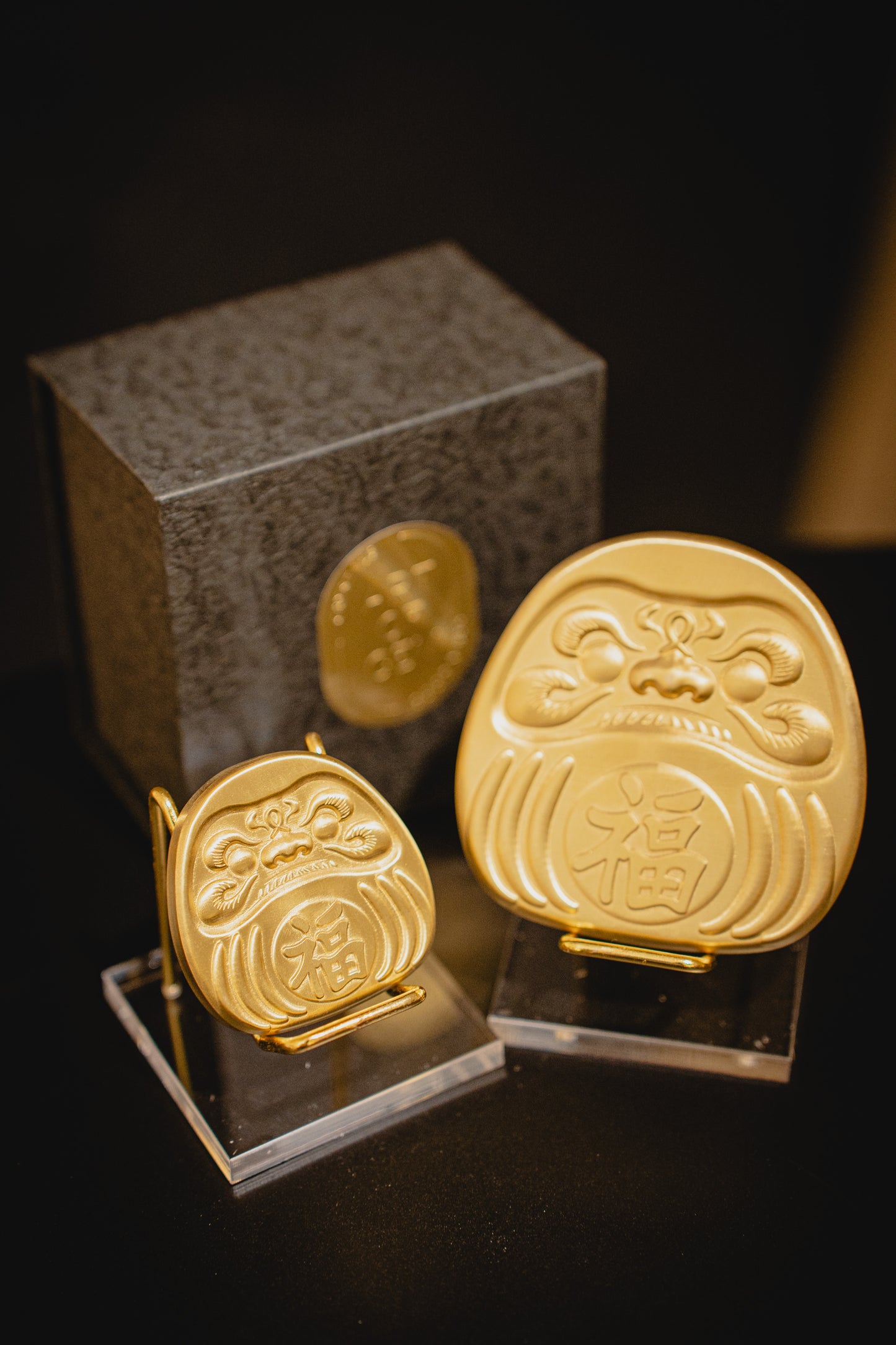 (原創設計）黃銅達摩錢幣 （連座及禮盒）Brass Dharma Coin（with stand and gift box)