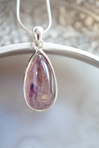 草莓晶紫髮超7吊墜（配925 銀鏈）
super seven pendant with strawberry Quartz （with 925 Silver Necklace) - ART OF GEM 