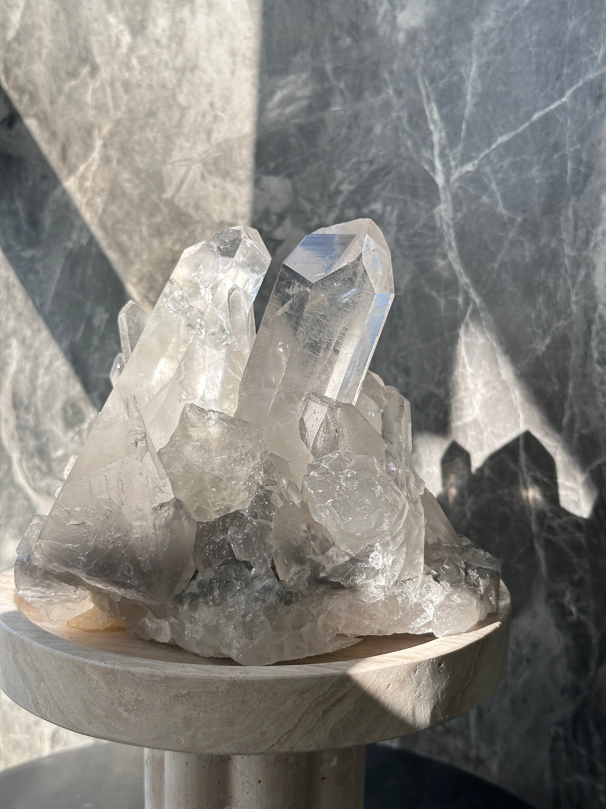 2.5KG巴西漸變灰幽靈白水晶簇 - ART OF GEM 