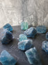 巴西藍綠螢石原石（20-30mm) - ART OF GEM 