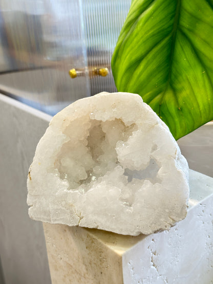 巴西白水晶洞 Brazil White Quartz Geode - ART OF GEM 