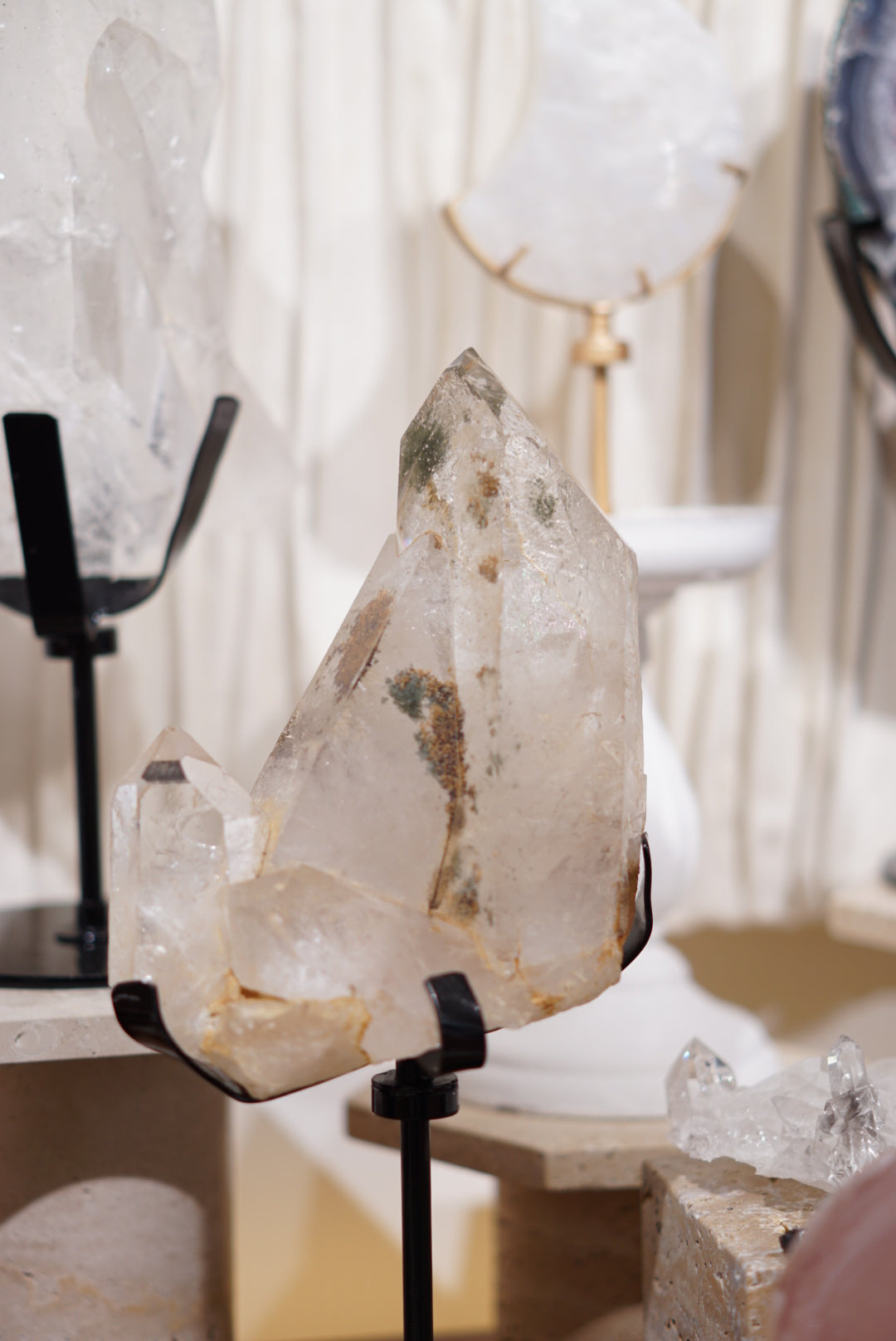 綠幽靈白水晶簇 (連旋轉底座）White Quartz Cluster with Green Phantom （with rotating stand) - ART OF GEM 