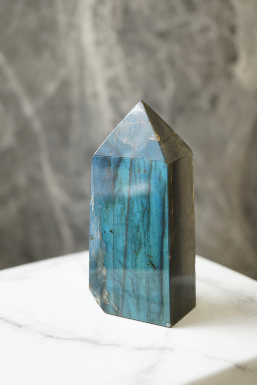 拉長石柱 Labradorite Tower