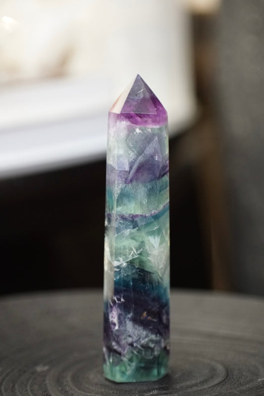 紫藍綠羽毛螢石柱  Fluorite Tower