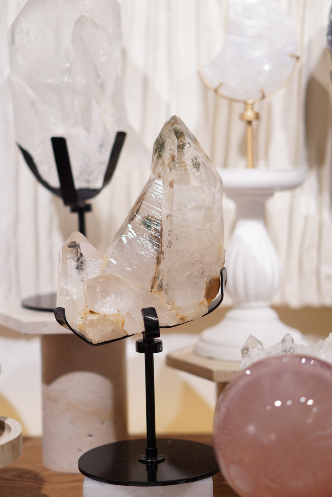綠幽靈白水晶簇 (連旋轉底座）White Quartz Cluster with Green Phantom （with rotating stand) - ART OF GEM 