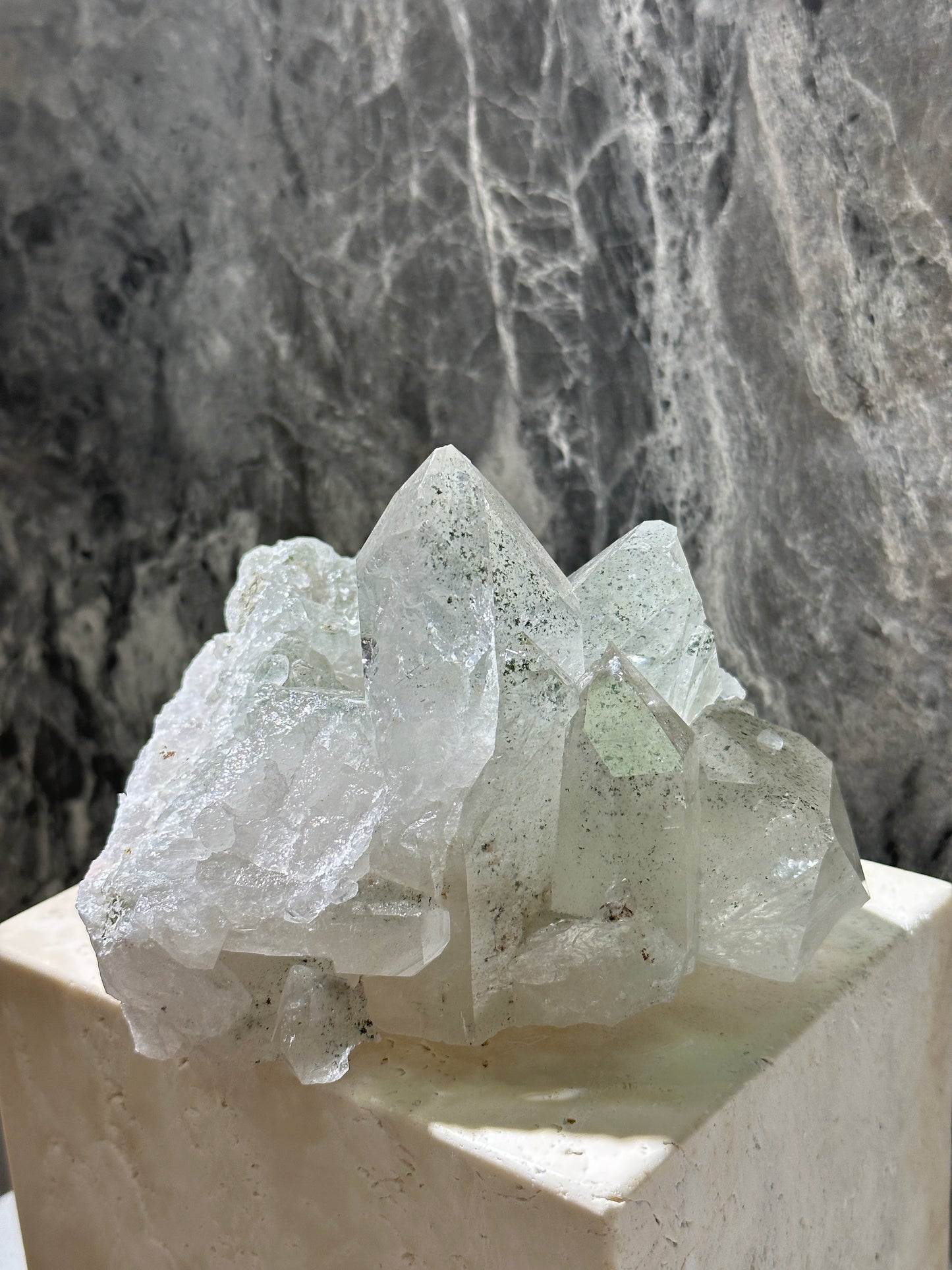 巴西綠幽靈白水晶簇Brazil White Quartz Cluster with green phantom