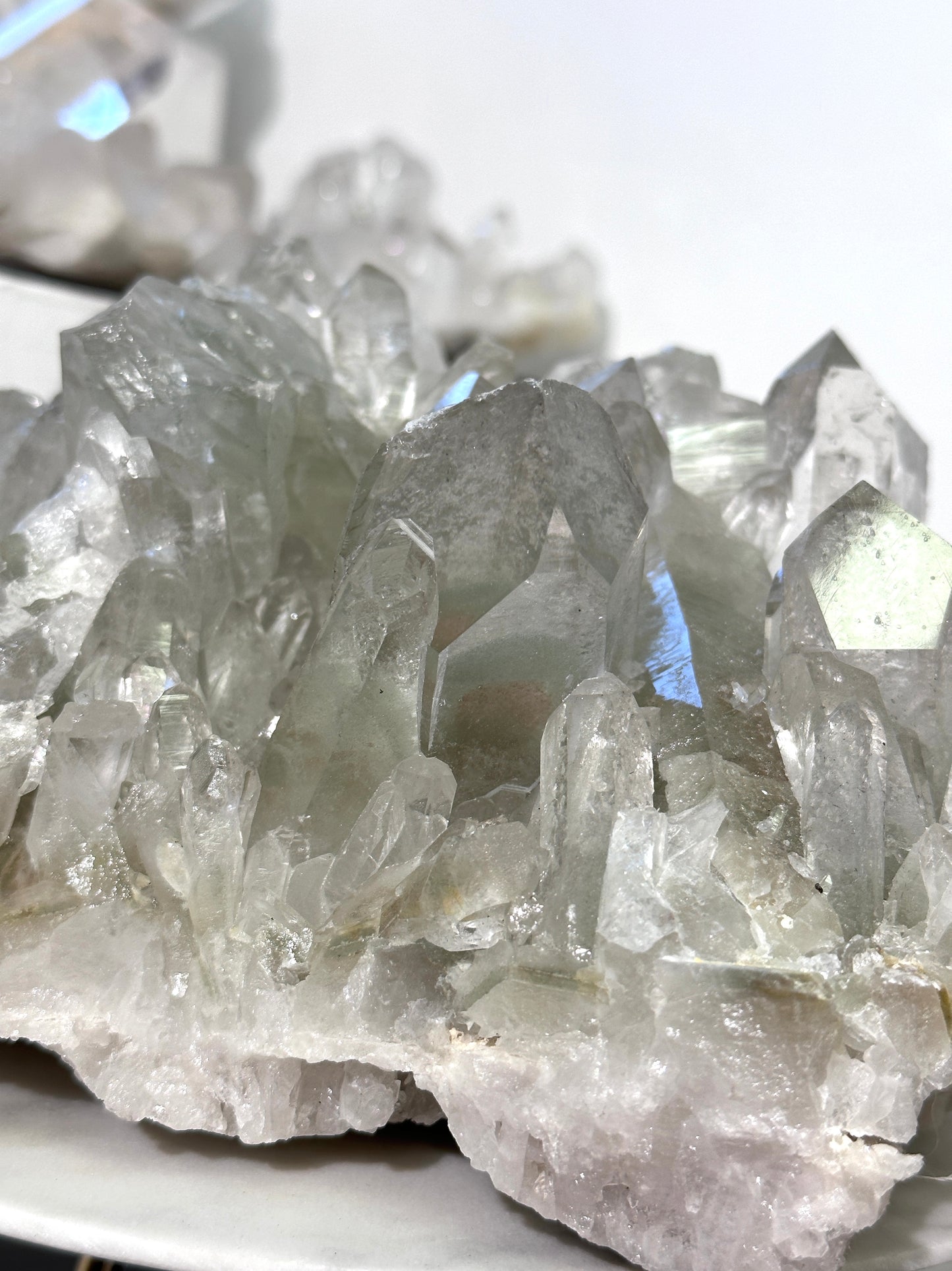 5KG 重量級巴西綠幽靈晶簇 （帶綠幽靈金字塔）Brazil Green Phantom Quartz Cluster