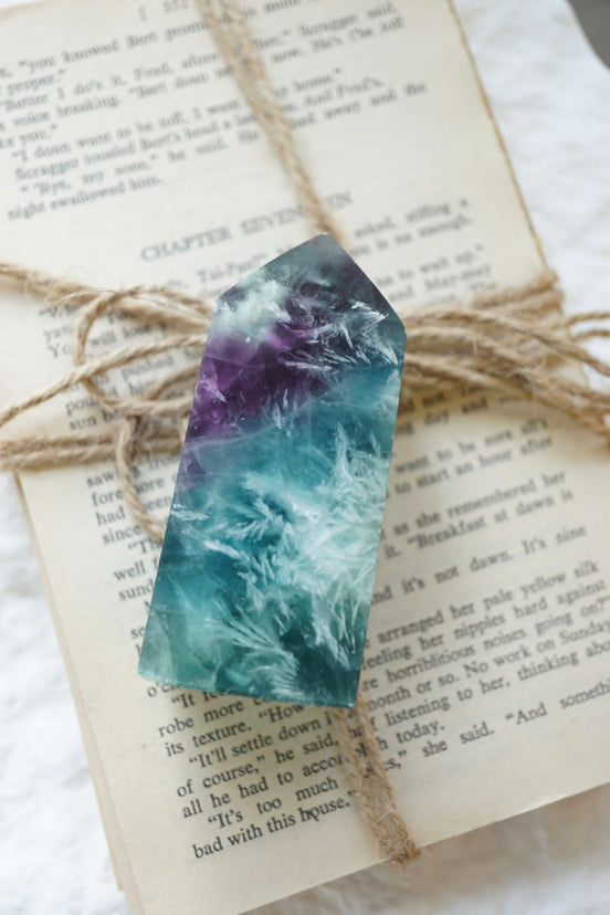 紫藍羽毛螢石柱 - ART OF GEM 