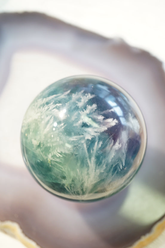 紫藍綠漸變羽毛螢石球 - ART OF GEM 