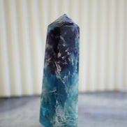 紫藍羽毛螢石柱 - ART OF GEM 