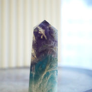 紫藍羽毛螢石柱 - ART OF GEM 