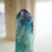 紫藍羽毛螢石柱 - ART OF GEM 
