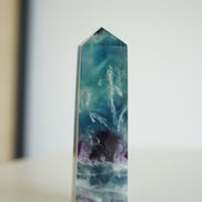 紫藍羽毛螢石柱 - ART OF GEM 