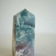紫藍羽毛螢石柱 - ART OF GEM 