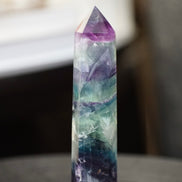 紫藍綠羽毛螢石柱 - ART OF GEM 