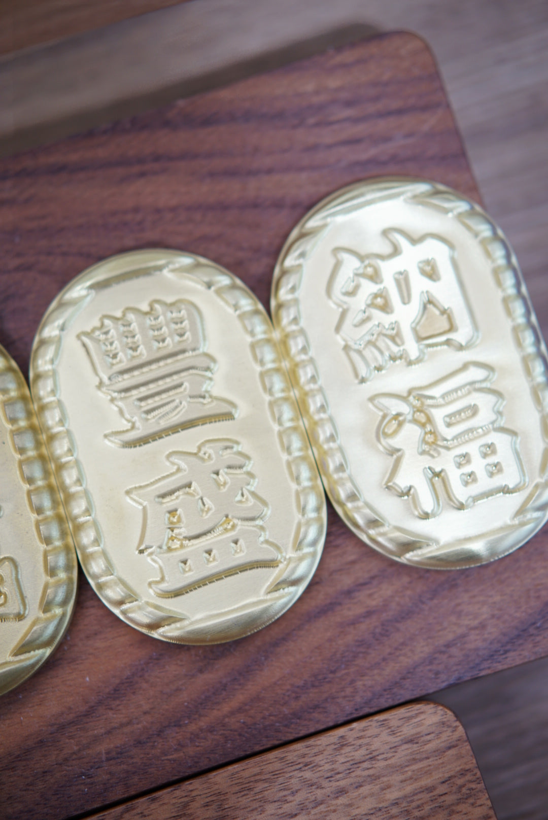 [原創] 黃銅錢幣 「金運/千萬兩/幸福/大吉/豐盛/納福」(連座及禮盒) - ART OF GEM 