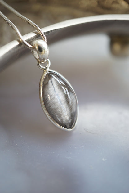 黑銀鈦吊墜 (配925銀鏈）Brookite in Quartz Pendant (with 925 silver necklace) - ART OF GEM 
