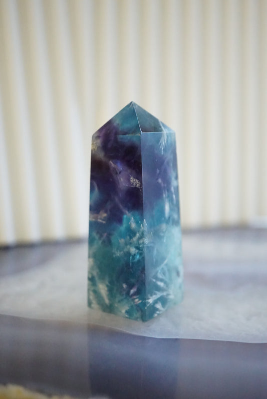 紫藍羽毛螢石柱  Fluorite Tower