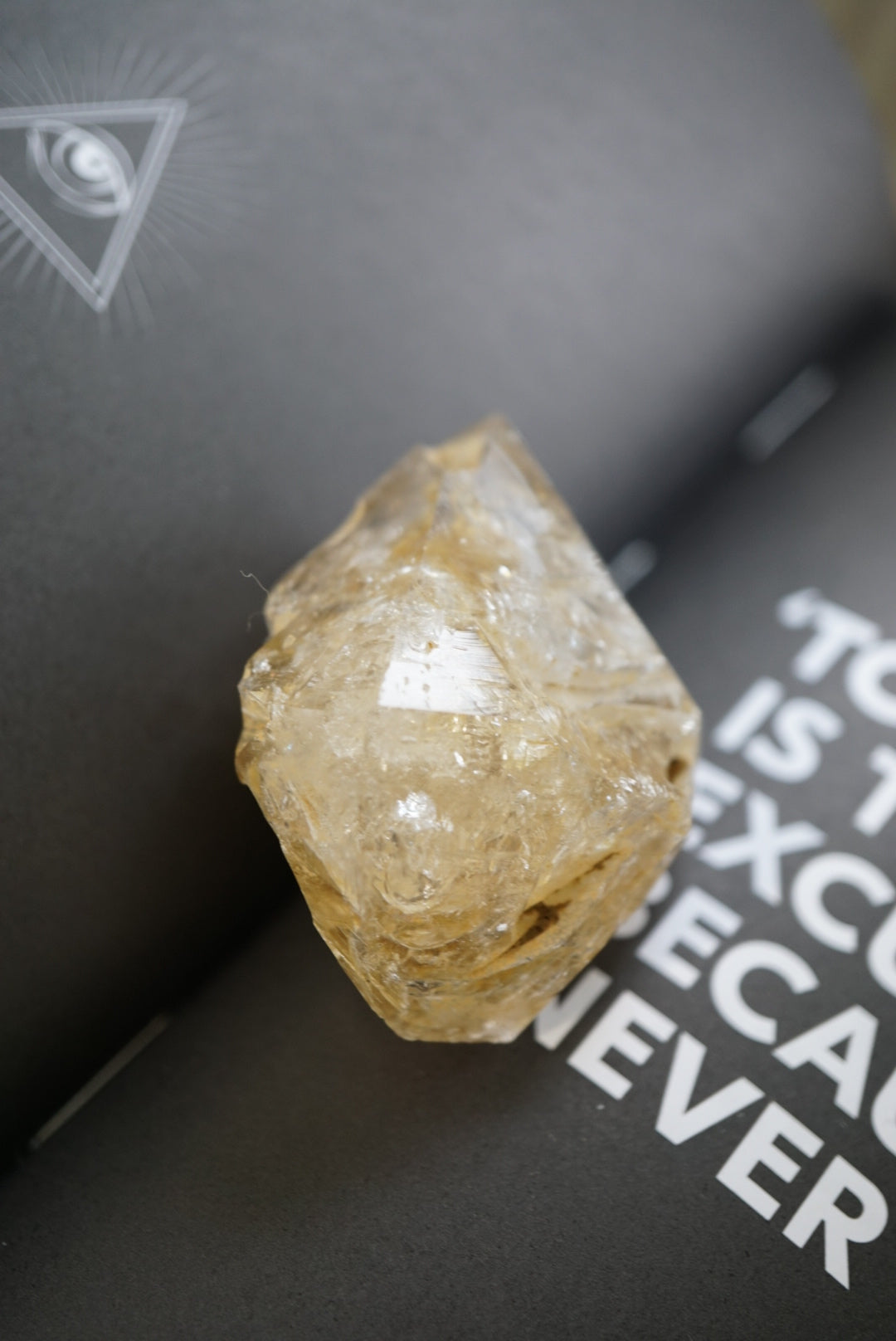 巴基斯坦黃泥骸骨水晶 Pakistan Fenster Quartz