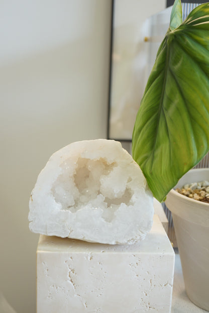 巴西白水晶洞 Brazil White Quartz Geode - ART OF GEM 