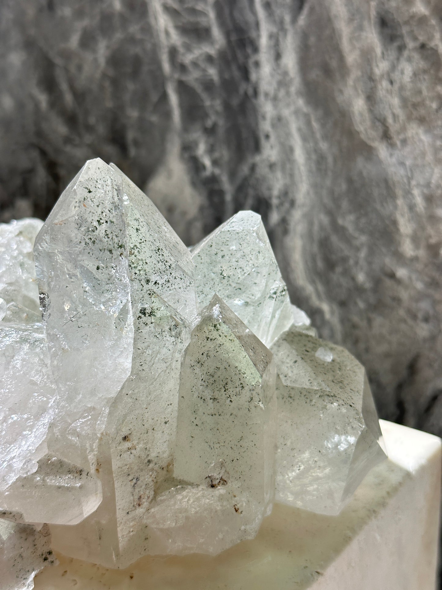 巴西綠幽靈白水晶簇Brazil White Quartz Cluster with green phantom