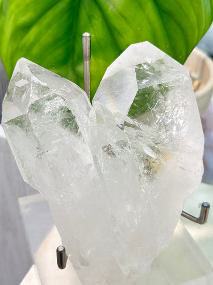 巴西心型白水晶簇共生綠幽靈Brazil White Quartz Cluster with green phantom - ART OF GEM 