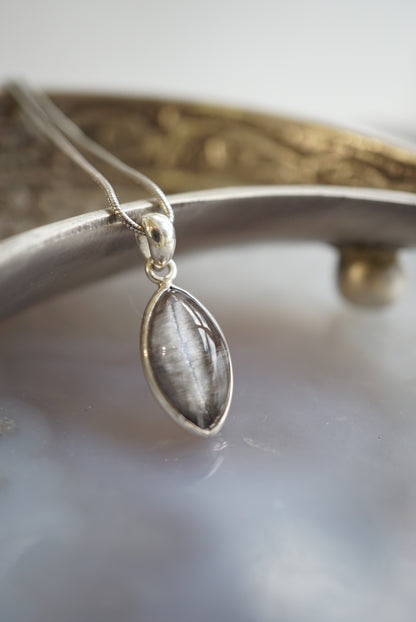 黑銀鈦吊墜 (配925銀鏈）Brookite in Quartz Pendant (with 925 silver necklace) - ART OF GEM 