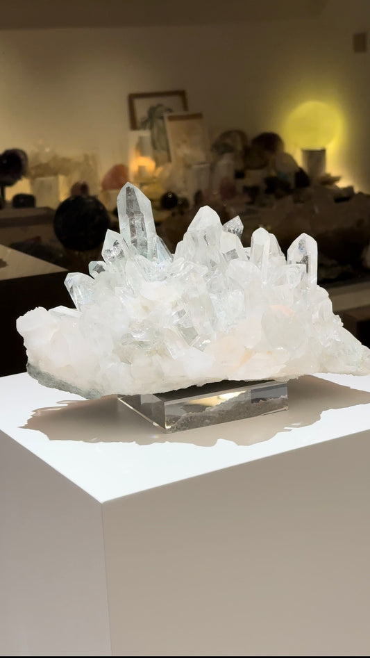 博物館收藏級印度喜馬拉雅綠幽靈白水晶簇
Collection Piece India Himalayan White Quartz Cluster with Green Phantom