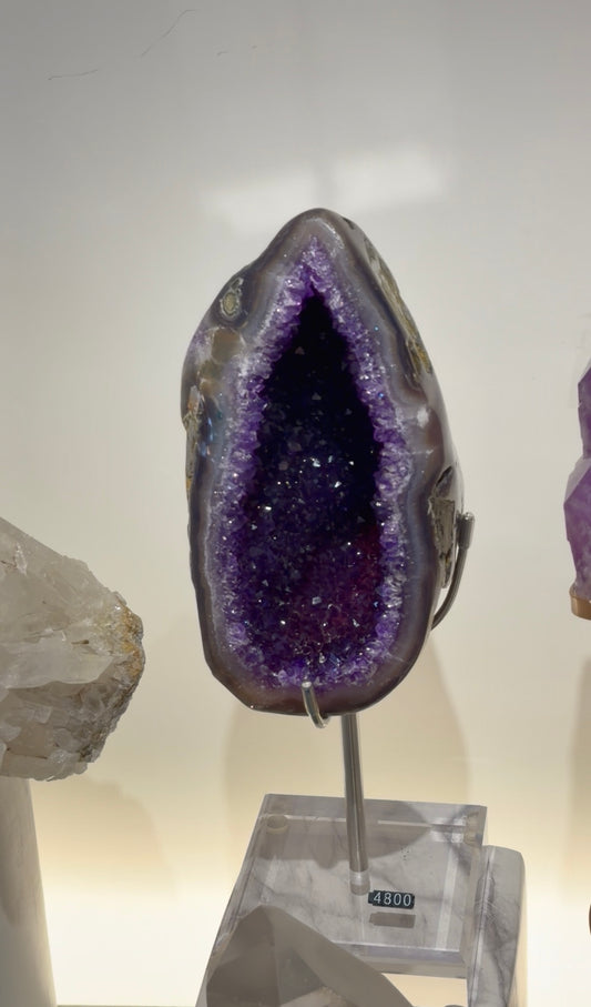 Teardrop-shaped Uruguayan amethyst geode (with base)