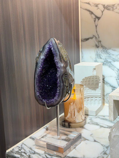 Teardrop-shaped Uruguayan amethyst geode (with base)