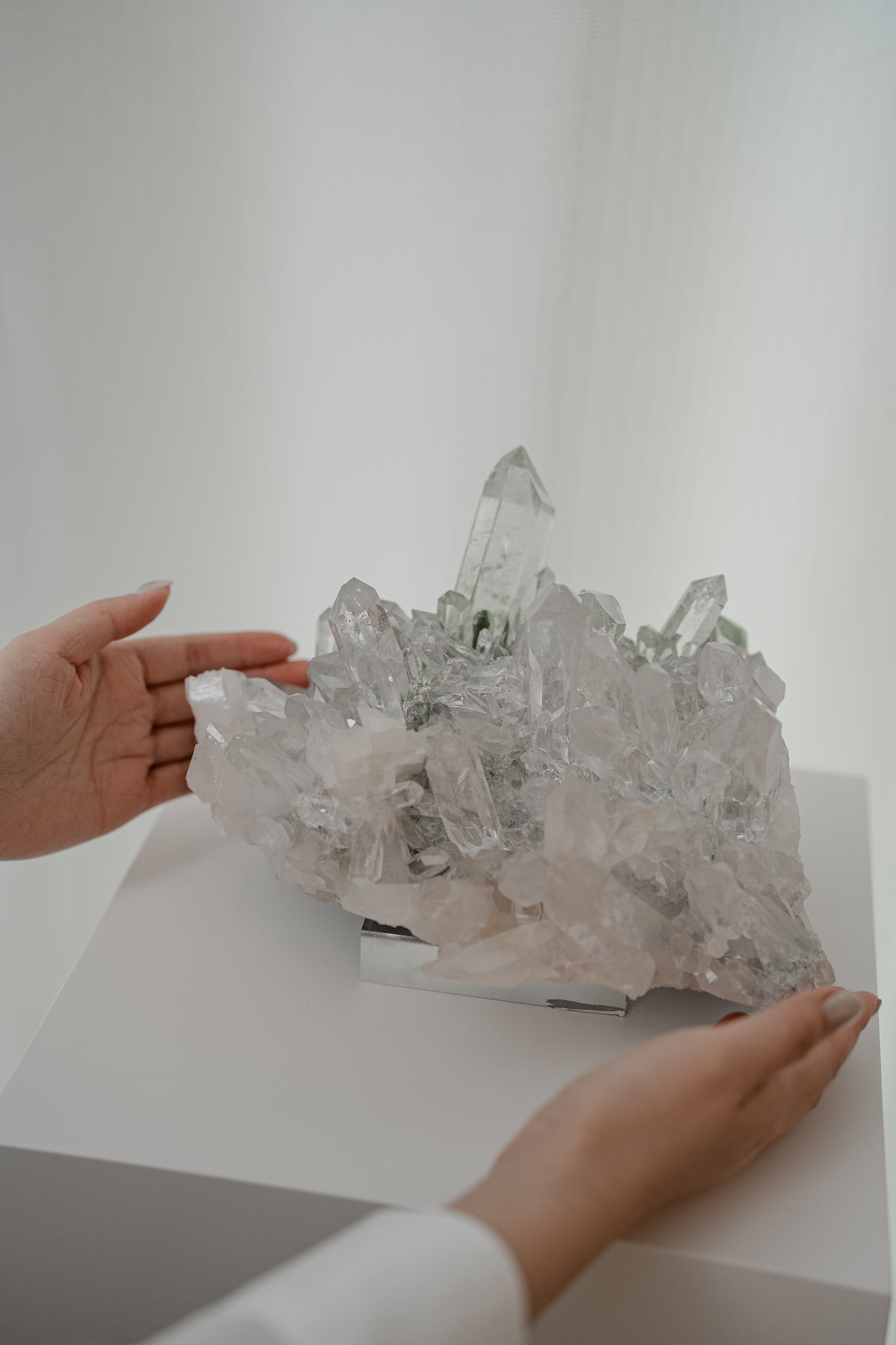 博物館收藏級印度喜馬拉雅綠幽靈白水晶簇
Collection Piece India Himalayan White Quartz Cluster with Green Phantom