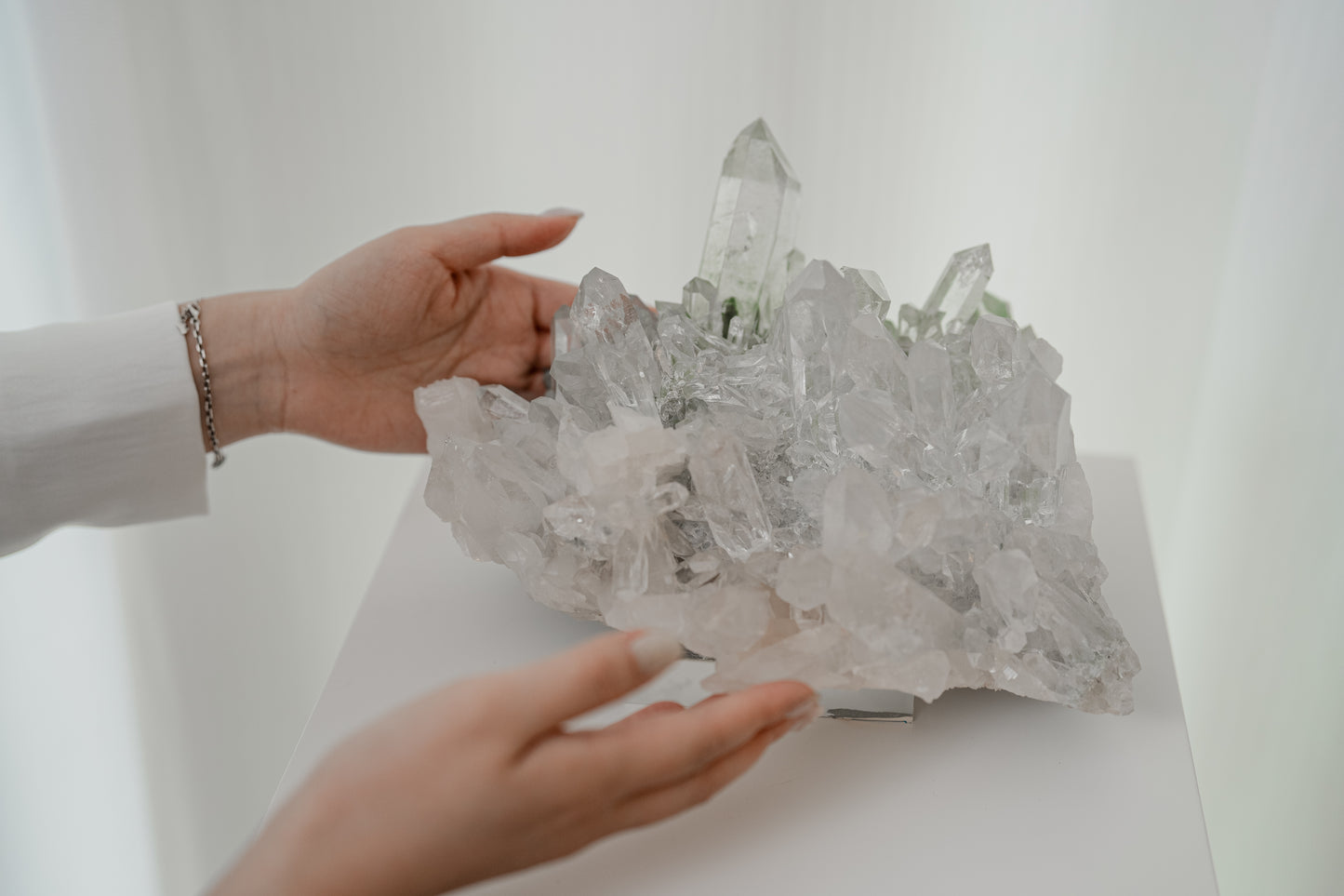 博物館收藏級印度喜馬拉雅綠幽靈白水晶簇
Collection Piece India Himalayan White Quartz Cluster with Green Phantom