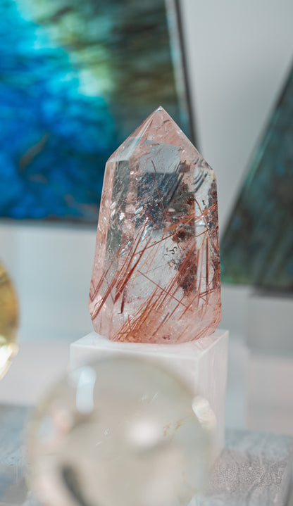 銅鈦,黑髮晶,金髮晶柱 Copper Rutilated Quartz Tower with Black Rutilated Quartz and Gold Rutilated Quartz - ART OF GEM 
