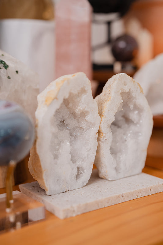 巴西白水晶對洞 Brazil White Quartz Geode (one pair)