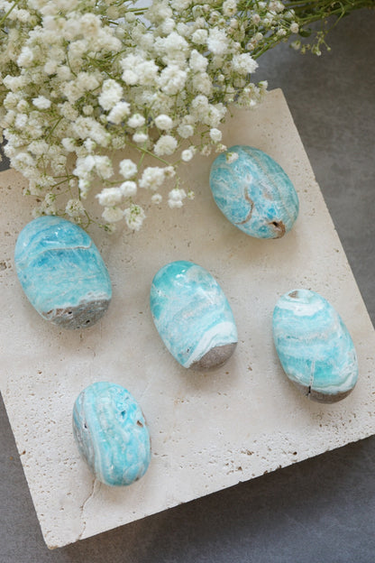 藍霰石/ 藍文石 Blue Aragonite Palm stone - ART OF GEM 