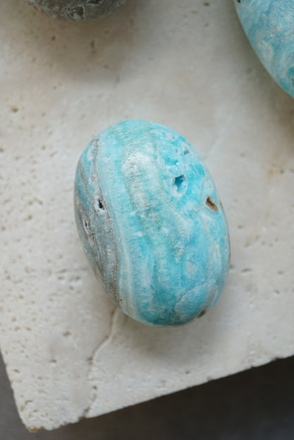藍霰石/ 藍文石 Blue Aragonite Palm stone - ART OF GEM 