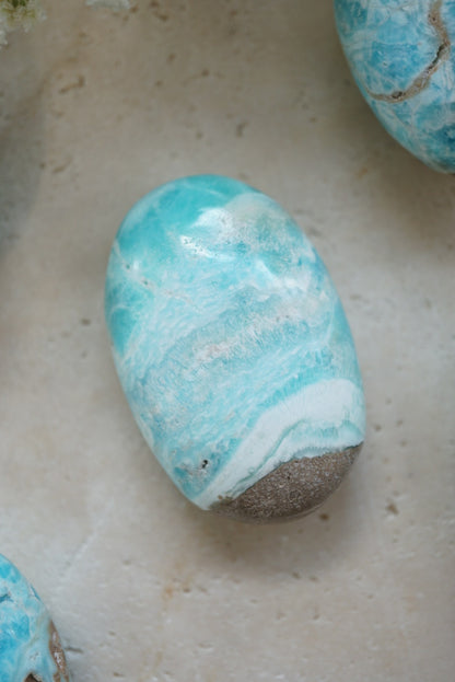 藍霰石/ 藍文石 Blue Aragonite Palm stone - ART OF GEM 