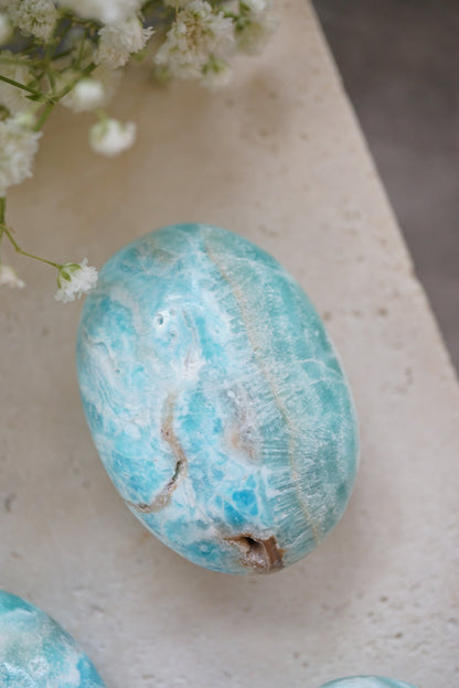 藍霰石/ 藍文石 Blue Aragonite Palm stone - ART OF GEM 