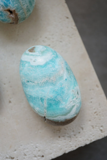 藍霰石/ 藍文石 Blue Aragonite Palm stone - ART OF GEM 