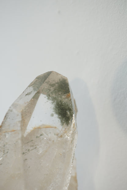 綠幽靈白水晶簇 (連旋轉底座）White Quartz Cluster with Green Phantom （with rotating stand) - ART OF GEM 