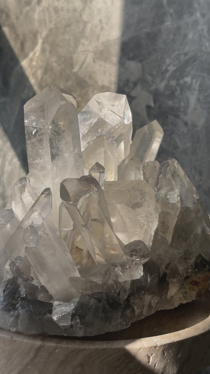 2.5KG巴西漸變灰幽靈白水晶簇 Brazil White Quartz Cluster with grey phantom