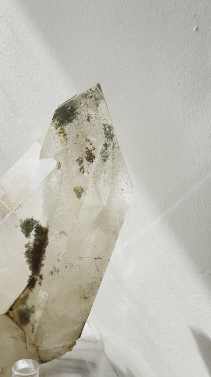 綠幽靈白水晶簇 (連旋轉底座）White Quartz Cluster with Green Phantom （with rotating stand)