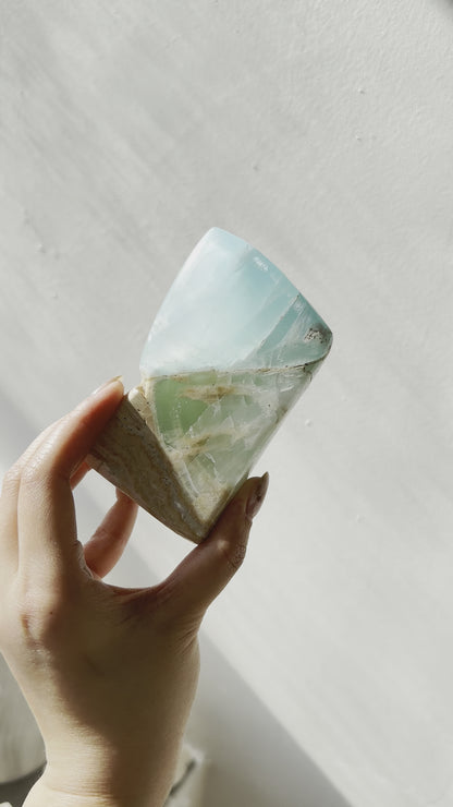 藍加勒比方解石 Blue Caribbean Calcite