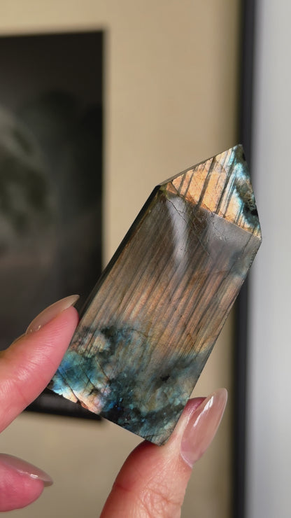 拉長石柱 Labradorite Tower
